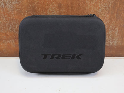 Taschen & Rucksäcke von Trek, TREK EVA ZUBEHÖRTASCHE / UNIVERSAL HARTSCHALENBOX FÜR PARTS & WERKZEUG vor USEDBIKES-OB.DE Hintergrund