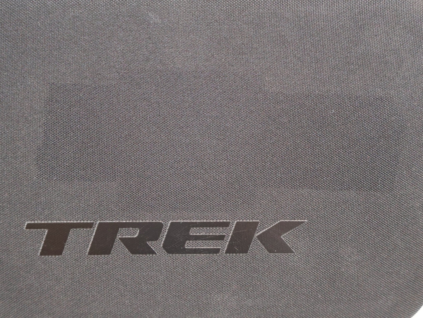 Taschen & Rucksäcke von Trek, TREK EVA ZUBEHÖRTASCHE / UNIVERSAL HARTSCHALENBOX FÜR PARTS & WERKZEUG vor USEDBIKES-OB.DE Hintergrund