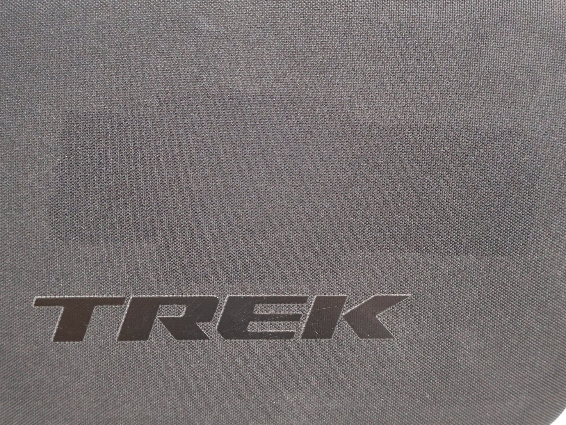 Taschen & Rucksäcke von Trek, TREK EVA ZUBEHÖRTASCHE / UNIVERSAL HARTSCHALENBOX FÜR PARTS & WERKZEUG vor USEDBIKES-OB.DE Hintergrund