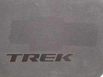 Taschen & Rucksäcke von Trek, TREK EVA ZUBEHÖRTASCHE / UNIVERSAL HARTSCHALENBOX FÜR PARTS & WERKZEUG vor USEDBIKES-OB.DE Hintergrund