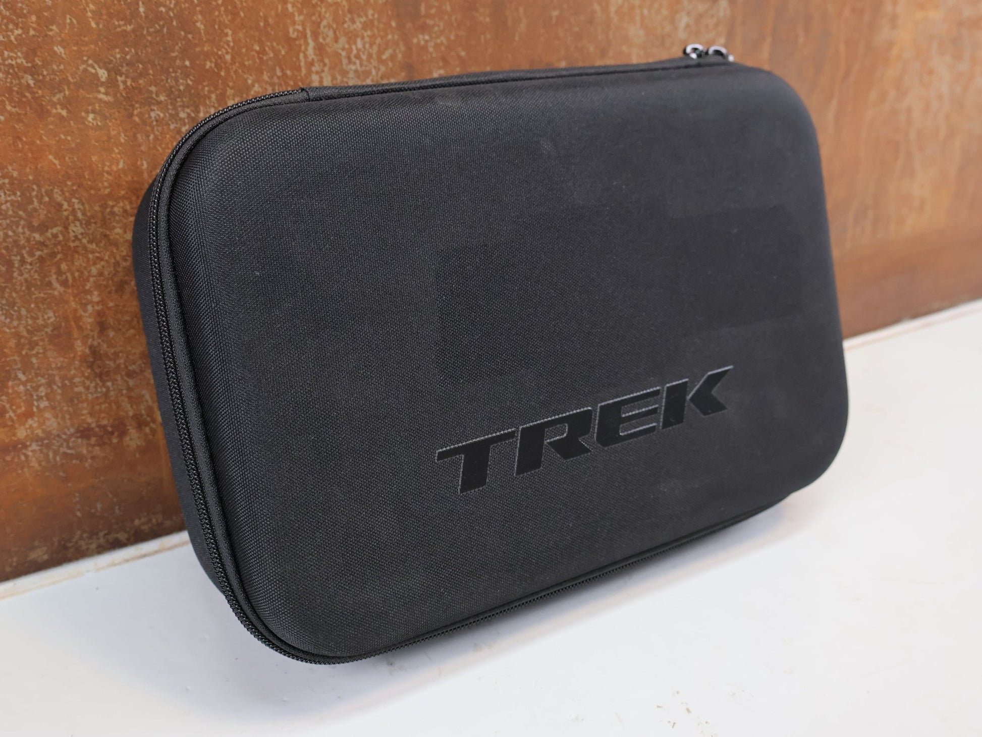 Taschen & Rucksäcke von Trek, TREK EVA ZUBEHÖRTASCHE / UNIVERSAL HARTSCHALENBOX FÜR PARTS & WERKZEUG vor USEDBIKES-OB.DE Hintergrund