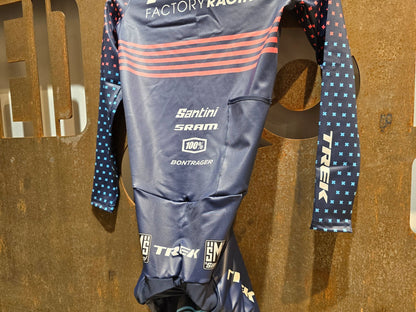 Damenbekleidung - TFR von Santini, TREK FACTORY RACING CX / CX SUIT LONGSLEEVE W. PKT / EINTEILER / DAMEN in variant_title vor USEDBIKES - OB.DE Hintergrund