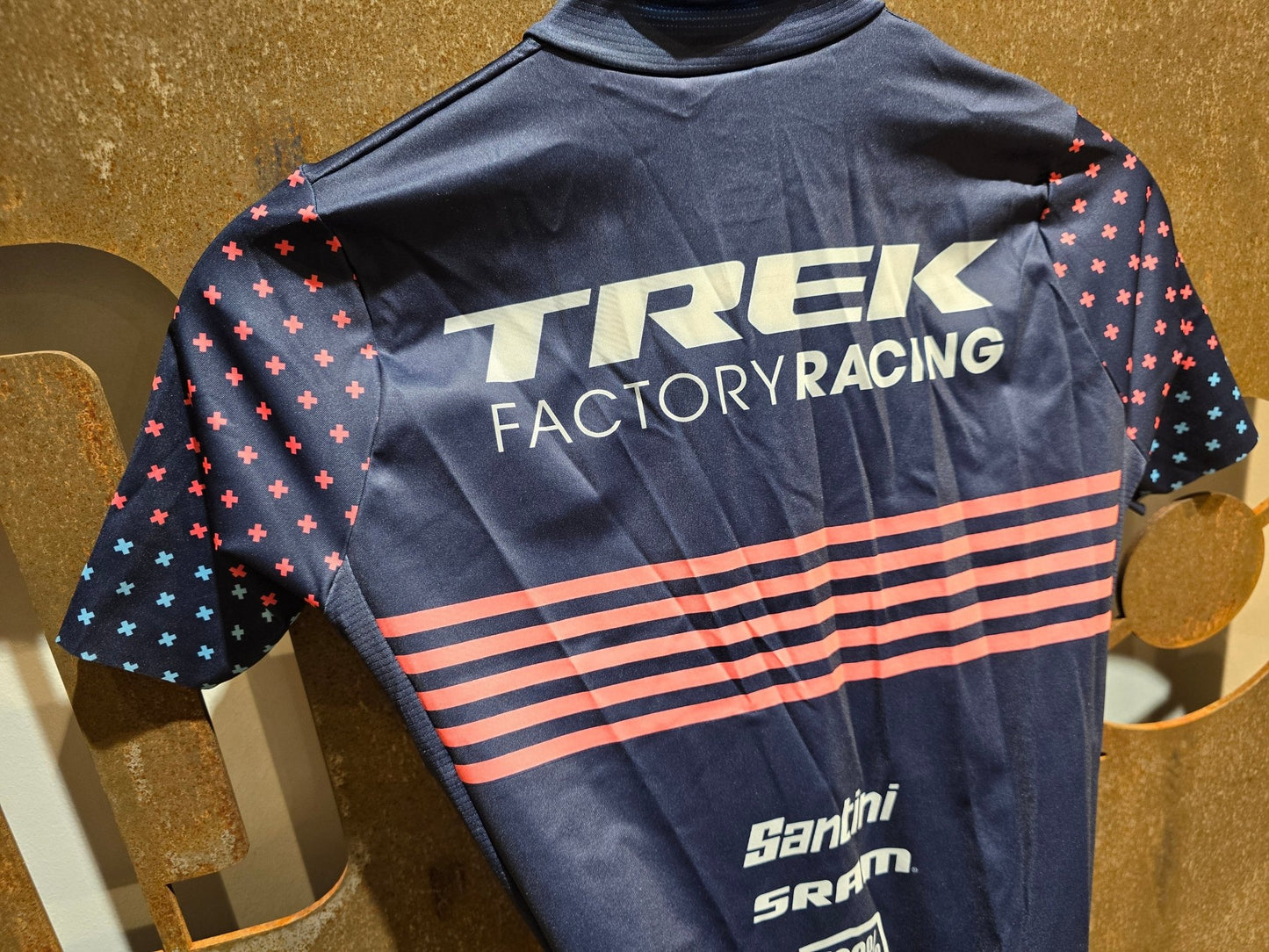Damenbekleidung - TFR von Santini, TREK FACTORY RACING CX ROAD SUIT C3W / EINTEILER / DAMEN in variant_title vor USEDBIKES - OB.DE Hintergrund