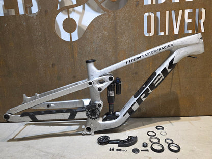 Mountainbikerahmen von Trek, TREK FACTORY RACING SLASH C GEN 6 FRAMESET / M vor USEDBIKES - OB.DE Hintergrund