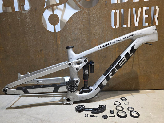 Mountainbikerahmen von Trek, TREK FACTORY RACING SLASH C GEN 6 FRAMESET / M vor USEDBIKES - OB.DE Hintergrund