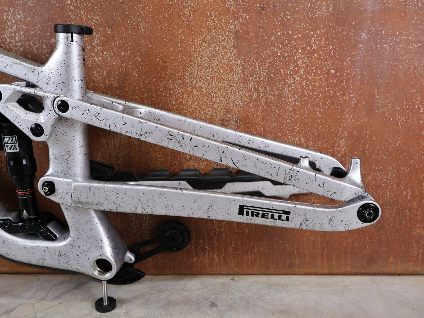 Mountainbikerahmen von Trek, TREK FACTORY RACING SLASH C GEN 6 TEAM FRAMESET / M vor USEDBIKES - OB.DE Hintergrund