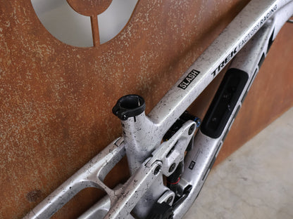 Mountainbikerahmen von Trek, TREK FACTORY RACING SLASH C GEN 6 TEAM FRAMESET / M vor USEDBIKES - OB.DE Hintergrund