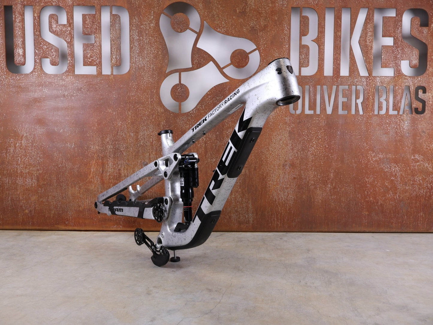 Mountainbikerahmen von Trek, TREK FACTORY RACING SLASH C GEN 6 TEAM FRAMESET / M vor USEDBIKES - OB.DE Hintergrund