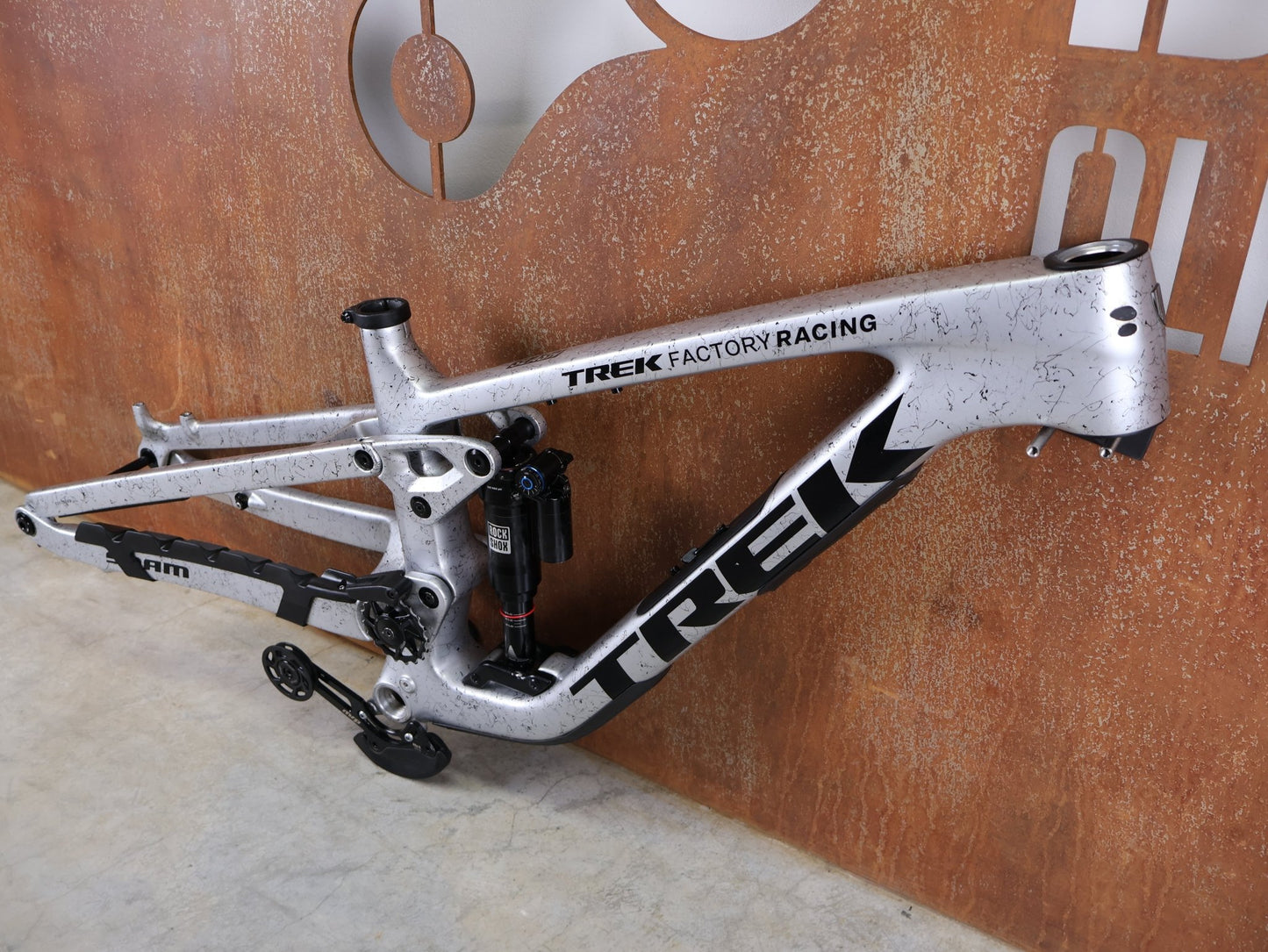 Mountainbikerahmen von Trek, TREK FACTORY RACING SLASH C GEN 6 TEAM FRAMESET / M vor USEDBIKES - OB.DE Hintergrund