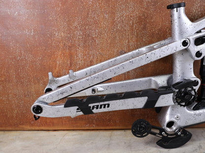 Mountainbikerahmen von Trek, TREK FACTORY RACING SLASH C GEN 6 TEAM FRAMESET / M vor USEDBIKES - OB.DE Hintergrund