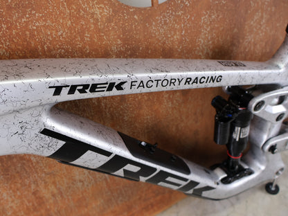 Mountainbikerahmen von Trek, TREK FACTORY RACING SLASH C GEN 6 TEAM FRAMESET / M vor USEDBIKES - OB.DE Hintergrund