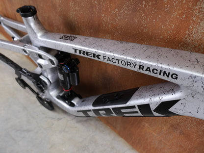 Mountainbikerahmen von Trek, TREK FACTORY RACING SLASH C GEN 6 TEAM FRAMESET / M vor USEDBIKES - OB.DE Hintergrund