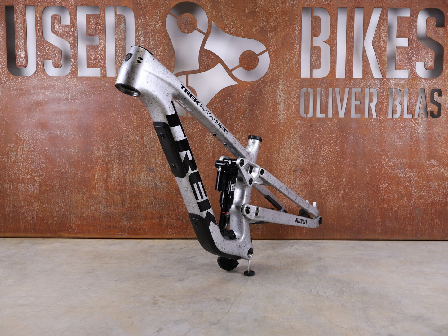 Mountainbikerahmen von Trek, TREK FACTORY RACING SLASH C GEN 6 TEAM FRAMESET / M vor USEDBIKES - OB.DE Hintergrund