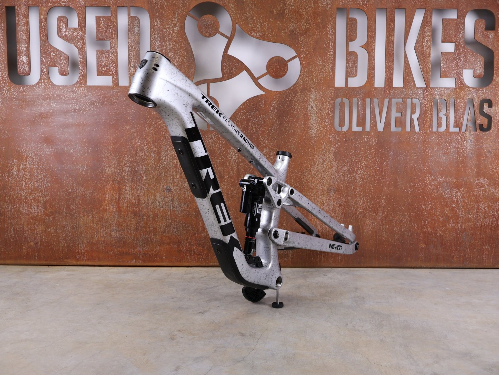 Mountainbikerahmen von Trek, TREK FACTORY RACING SLASH C GEN 6 TEAM FRAMESET / M vor USEDBIKES - OB.DE Hintergrund