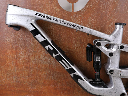 Mountainbikerahmen von Trek, TREK FACTORY RACING SLASH C GEN 6 TEAM FRAMESET / M vor USEDBIKES - OB.DE Hintergrund