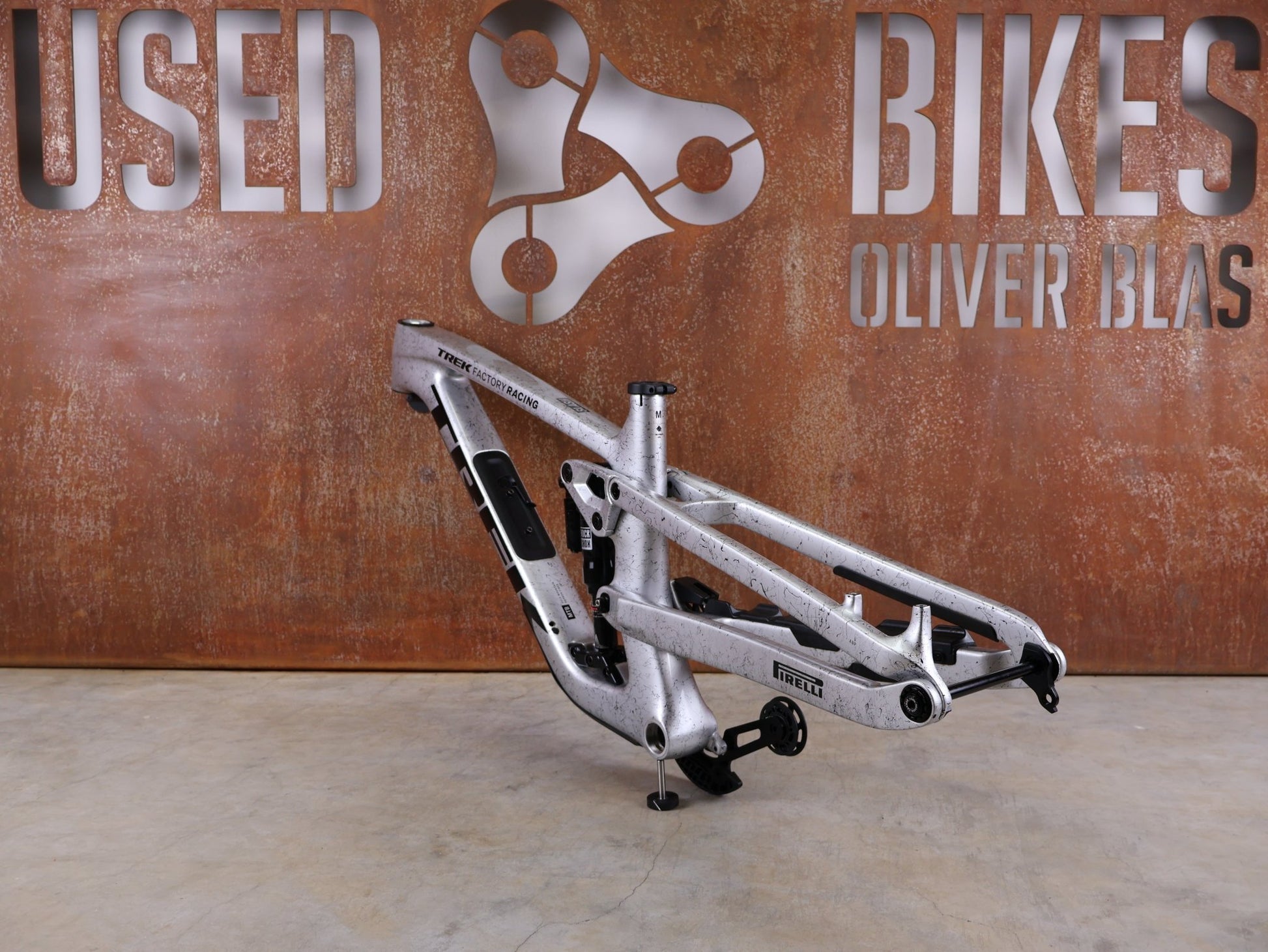 Mountainbikerahmen von Trek, TREK FACTORY RACING SLASH C GEN 6 TEAM FRAMESET / M vor USEDBIKES - OB.DE Hintergrund