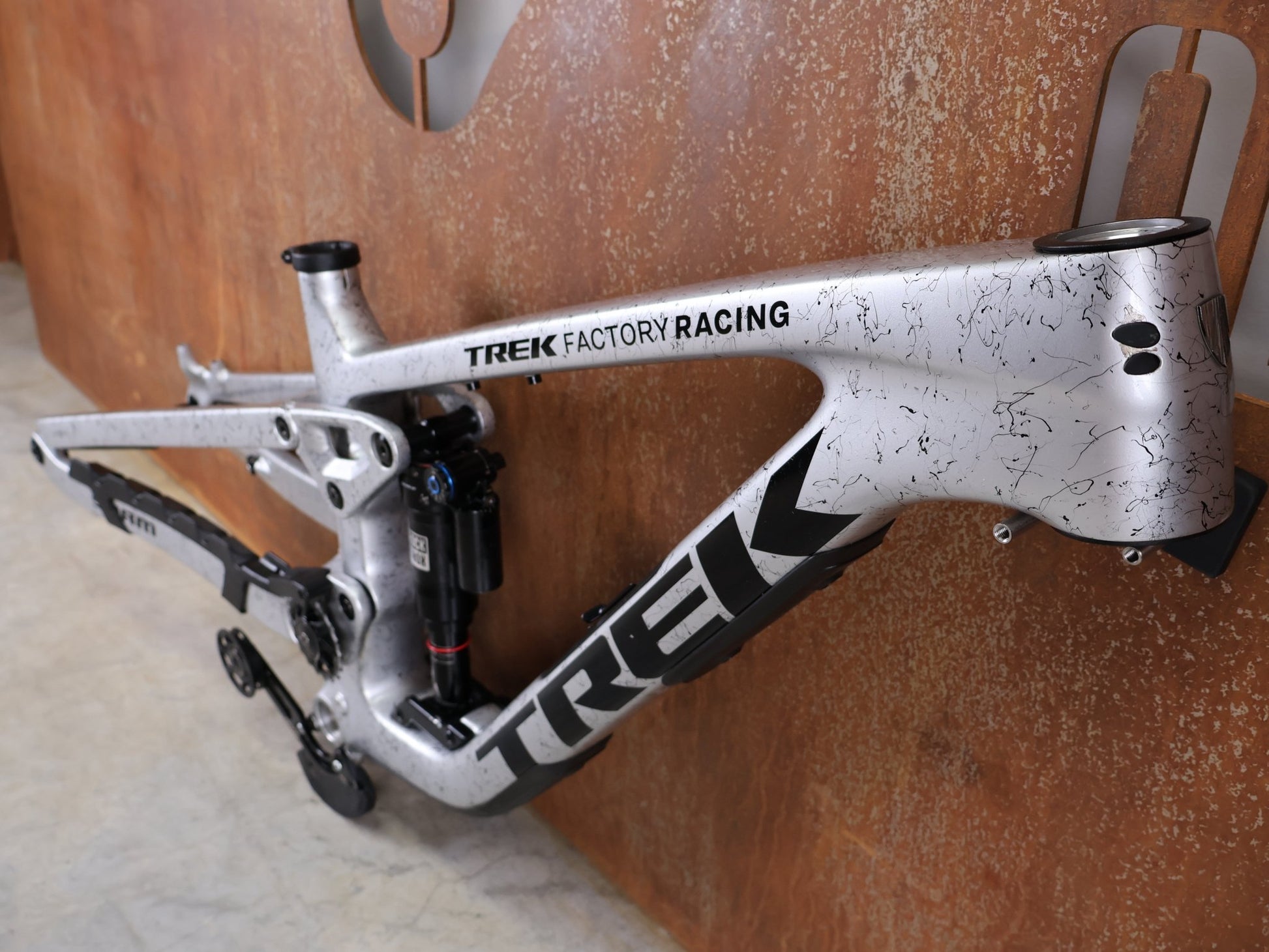 Mountainbikerahmen von Trek, TREK FACTORY RACING SLASH C GEN 6 TEAM FRAMESET / M vor USEDBIKES - OB.DE Hintergrund