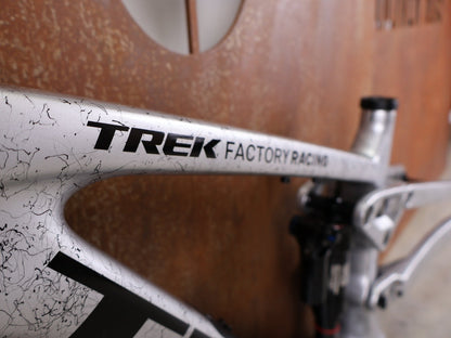 Mountainbikerahmen von Trek, TREK FACTORY RACING SLASH C GEN 6 TEAM FRAMESET / M vor USEDBIKES - OB.DE Hintergrund