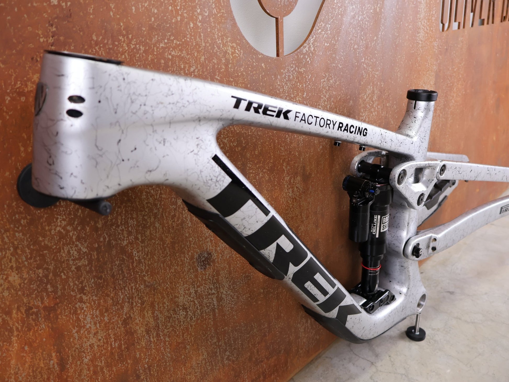 Mountainbikerahmen von Trek, TREK FACTORY RACING SLASH C GEN 6 TEAM FRAMESET / M vor USEDBIKES - OB.DE Hintergrund