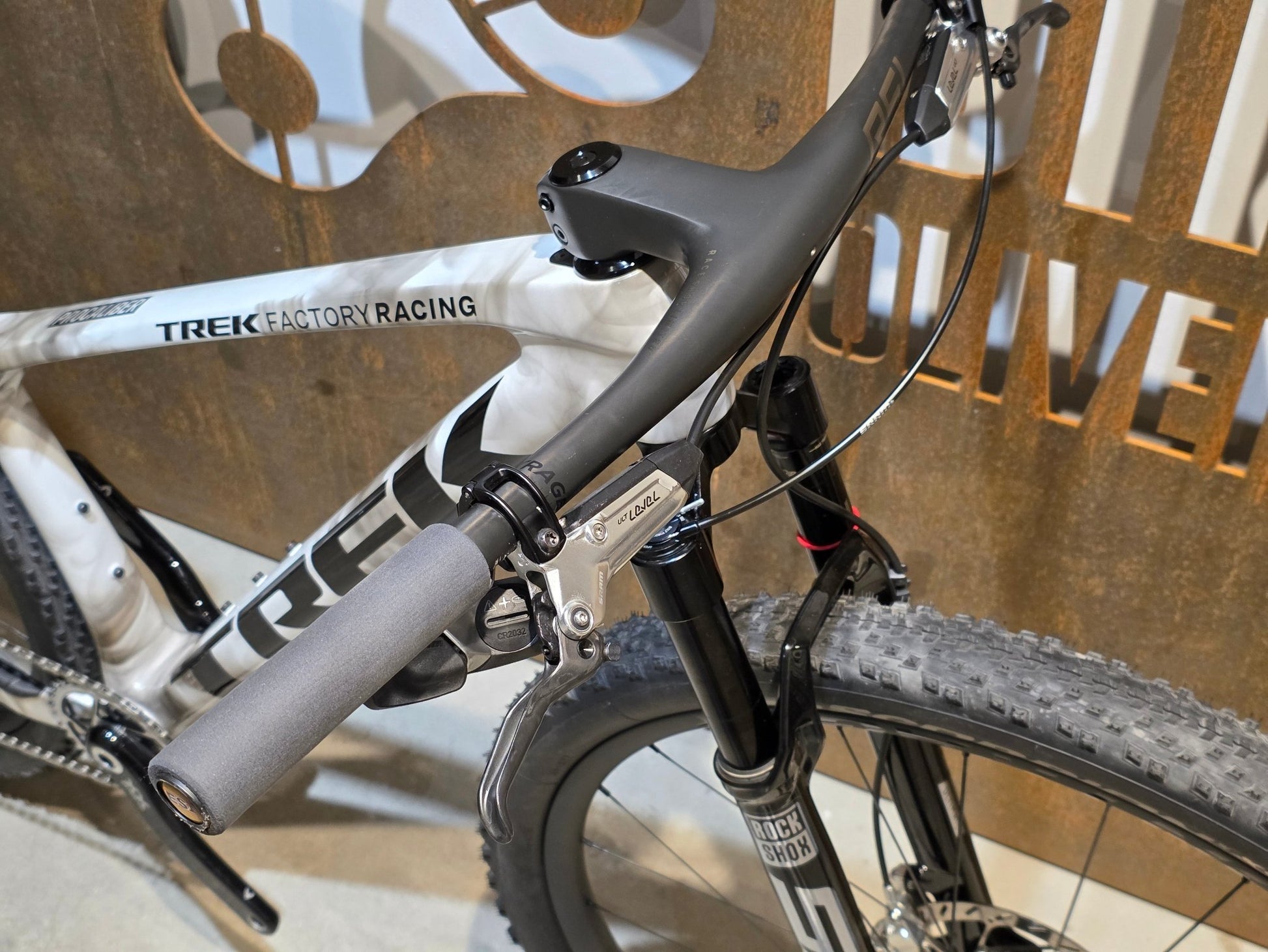 Mountainbike von Trek, TREK FACTORY RACING TEAM PROCALIBER TRANSMISSION XX SL / M vor USEDBIKES - OB.DE Hintergrund