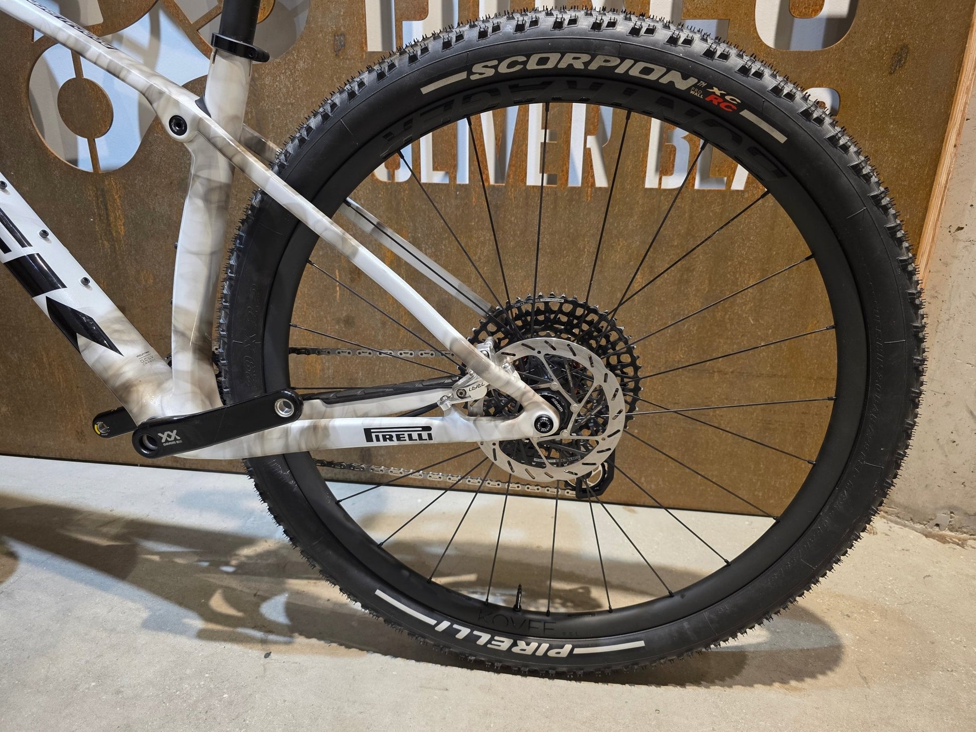Mountainbike von Trek, TREK FACTORY RACING TEAM PROCALIBER TRANSMISSION XX SL / M vor USEDBIKES - OB.DE Hintergrund