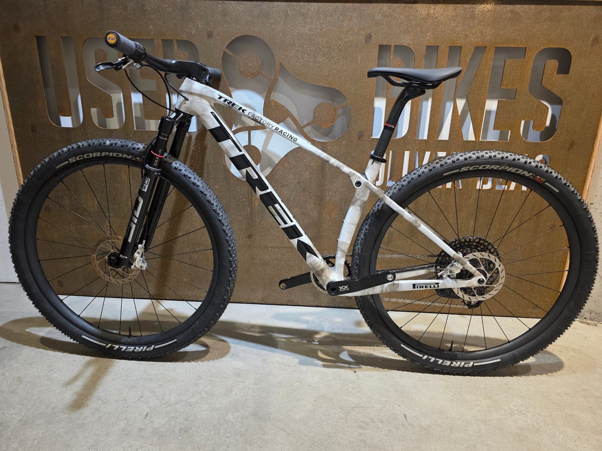Mountainbike von Trek, TREK FACTORY RACING TEAM PROCALIBER TRANSMISSION XX SL / M vor USEDBIKES - OB.DE Hintergrund