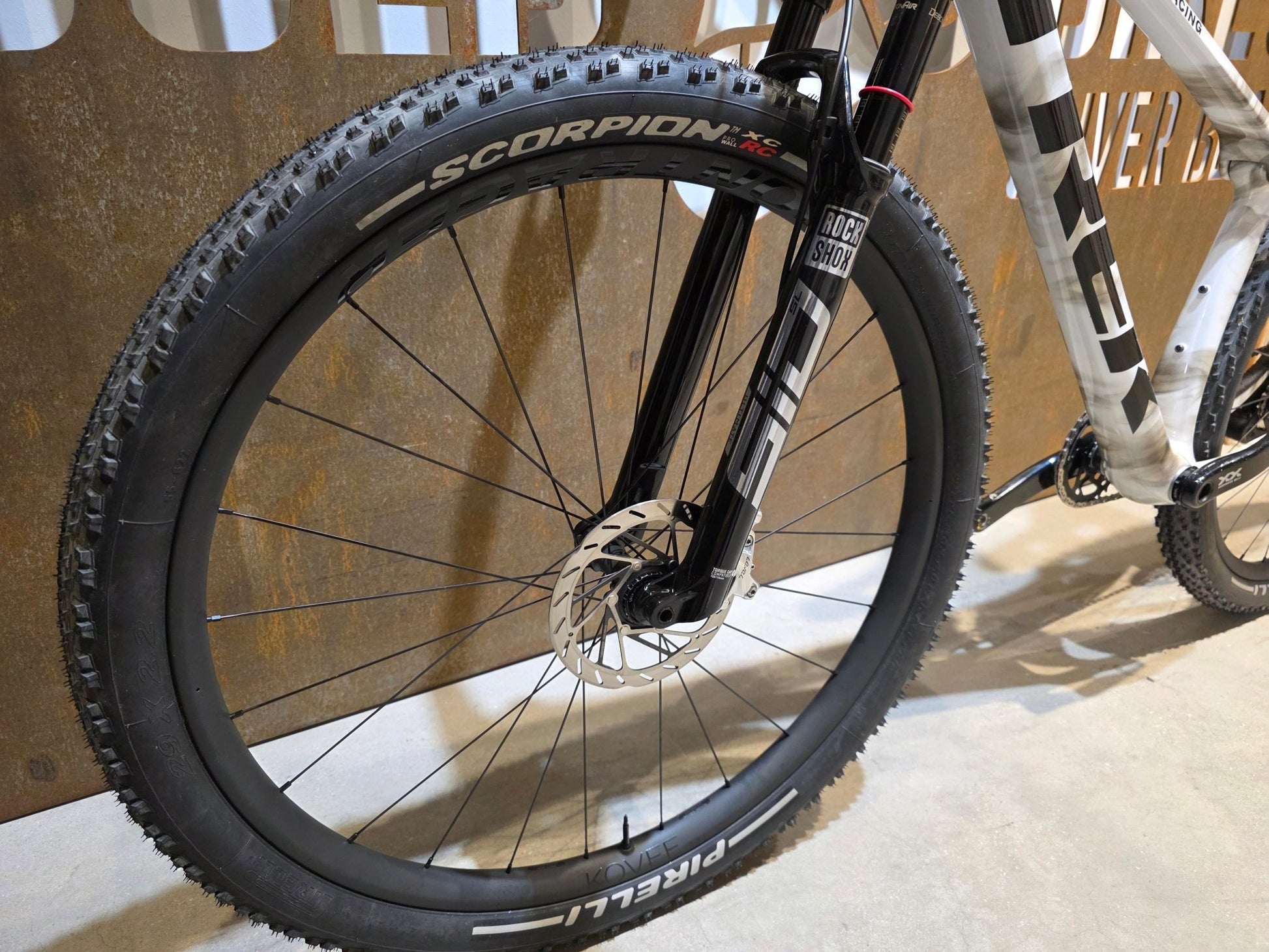 Mountainbike von Trek, TREK FACTORY RACING TEAM PROCALIBER TRANSMISSION XX SL / M vor USEDBIKES - OB.DE Hintergrund