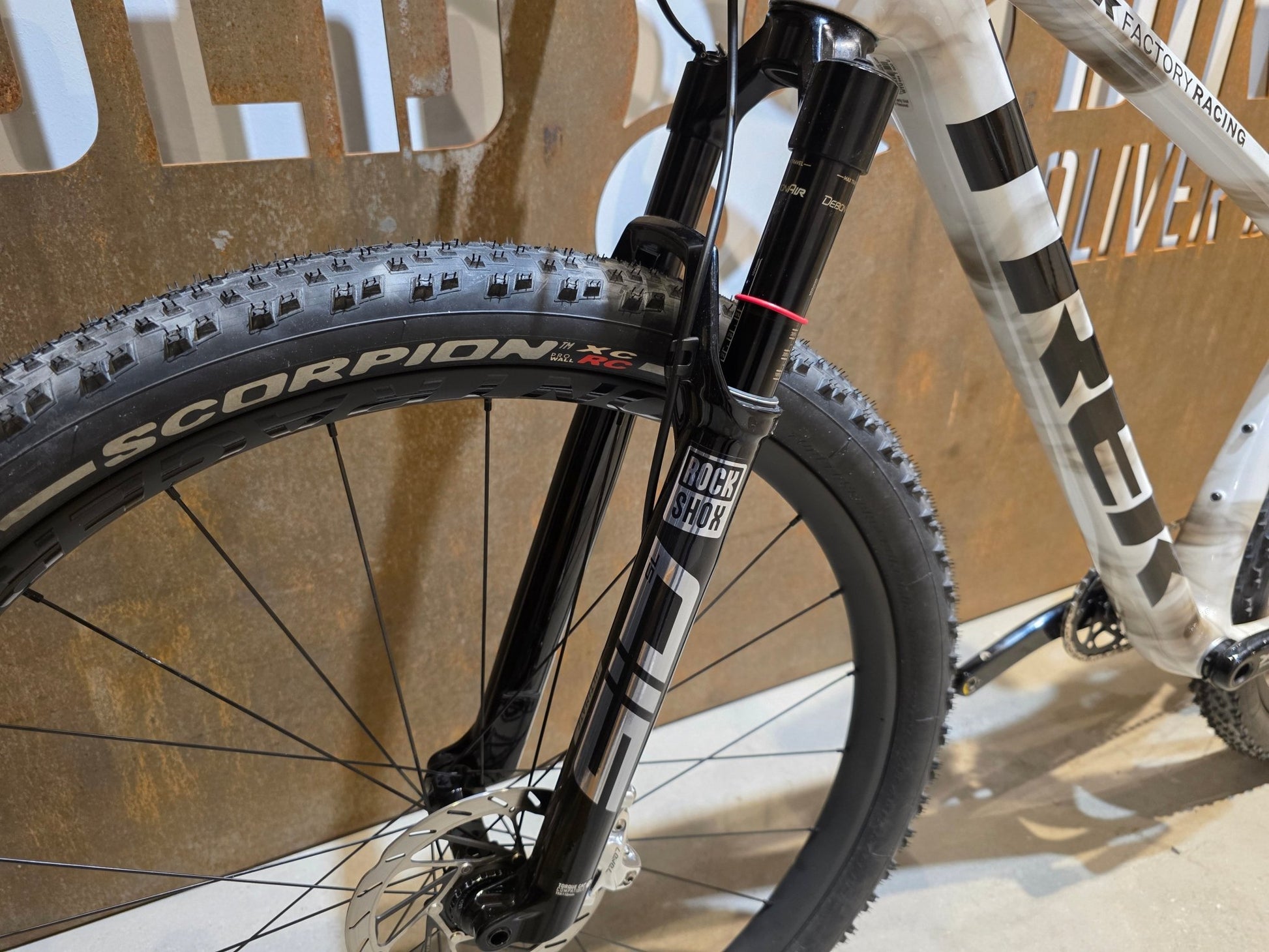 Mountainbike von Trek, TREK FACTORY RACING TEAM PROCALIBER TRANSMISSION XX SL / M vor USEDBIKES - OB.DE Hintergrund