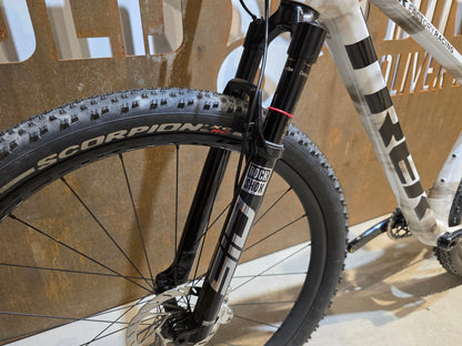 Mountainbike von Trek, TREK FACTORY RACING TEAM PROCALIBER TRANSMISSION XX SL / M vor USEDBIKES - OB.DE Hintergrund