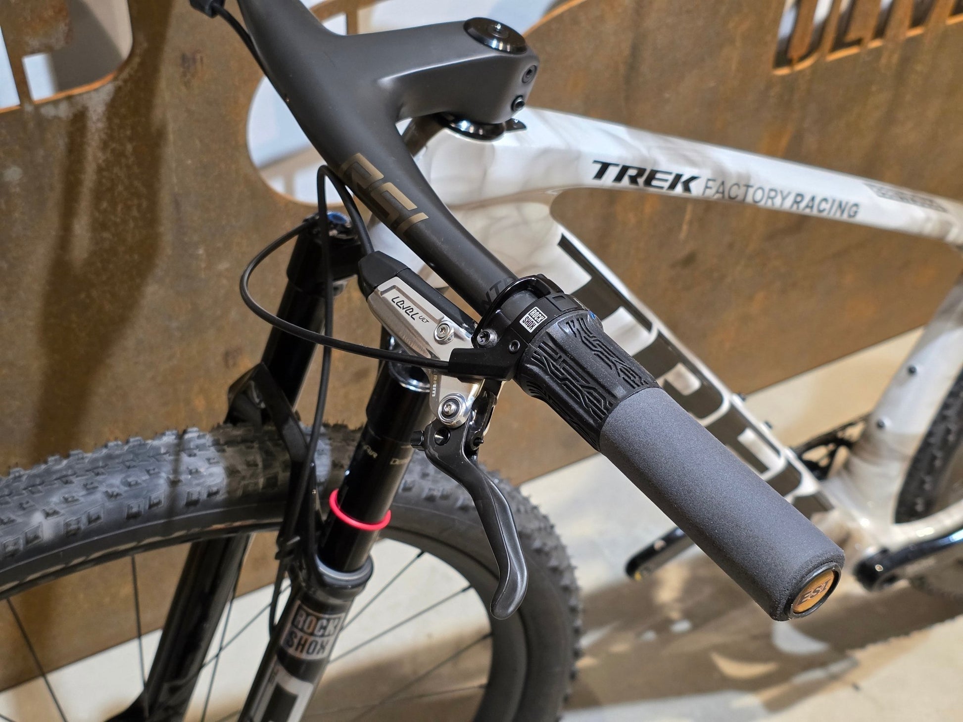 Mountainbike von Trek, TREK FACTORY RACING TEAM PROCALIBER TRANSMISSION XX SL / M vor USEDBIKES - OB.DE Hintergrund