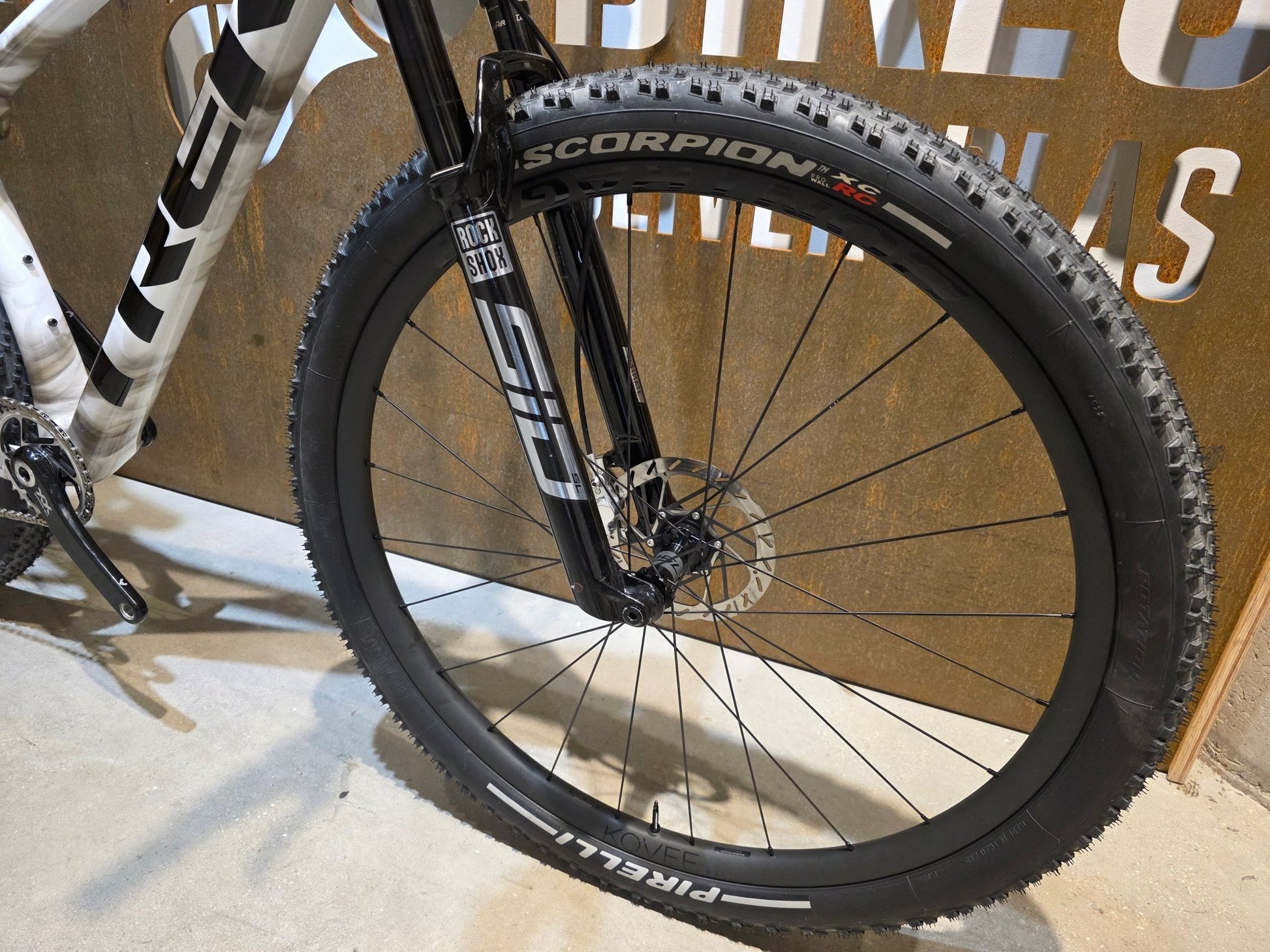 Mountainbike von Trek, TREK FACTORY RACING TEAM PROCALIBER TRANSMISSION XX SL / M vor USEDBIKES - OB.DE Hintergrund
