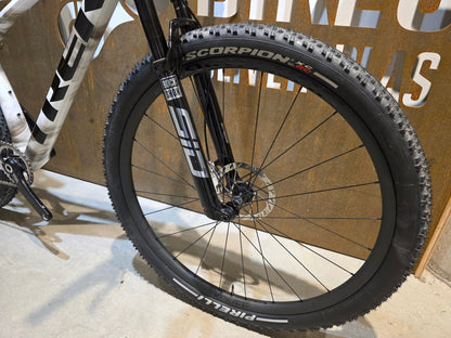 Mountainbike von Trek, TREK FACTORY RACING TEAM PROCALIBER TRANSMISSION XX SL / M vor USEDBIKES - OB.DE Hintergrund