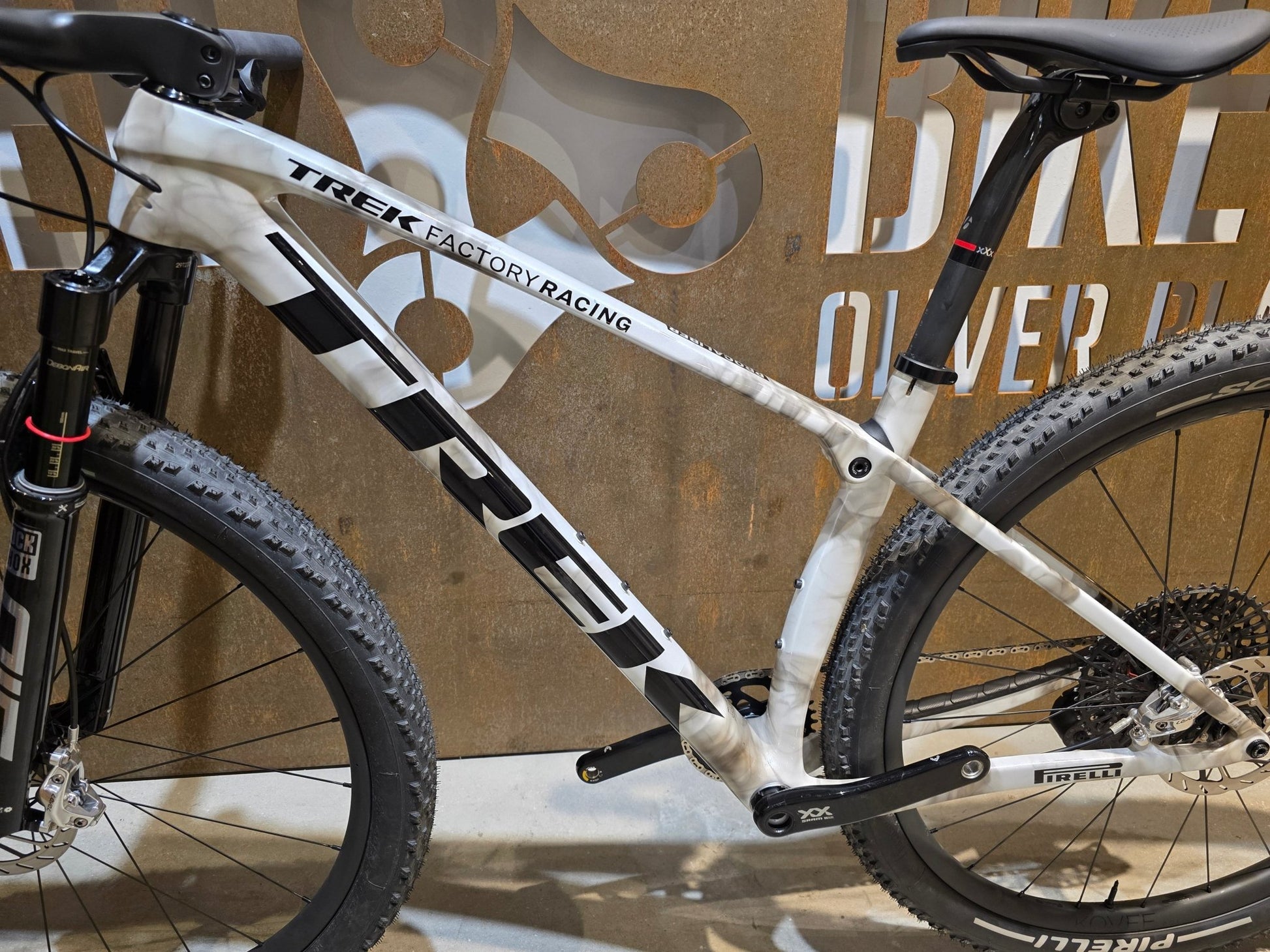 Mountainbike von Trek, TREK FACTORY RACING TEAM PROCALIBER TRANSMISSION XX SL / M vor USEDBIKES - OB.DE Hintergrund