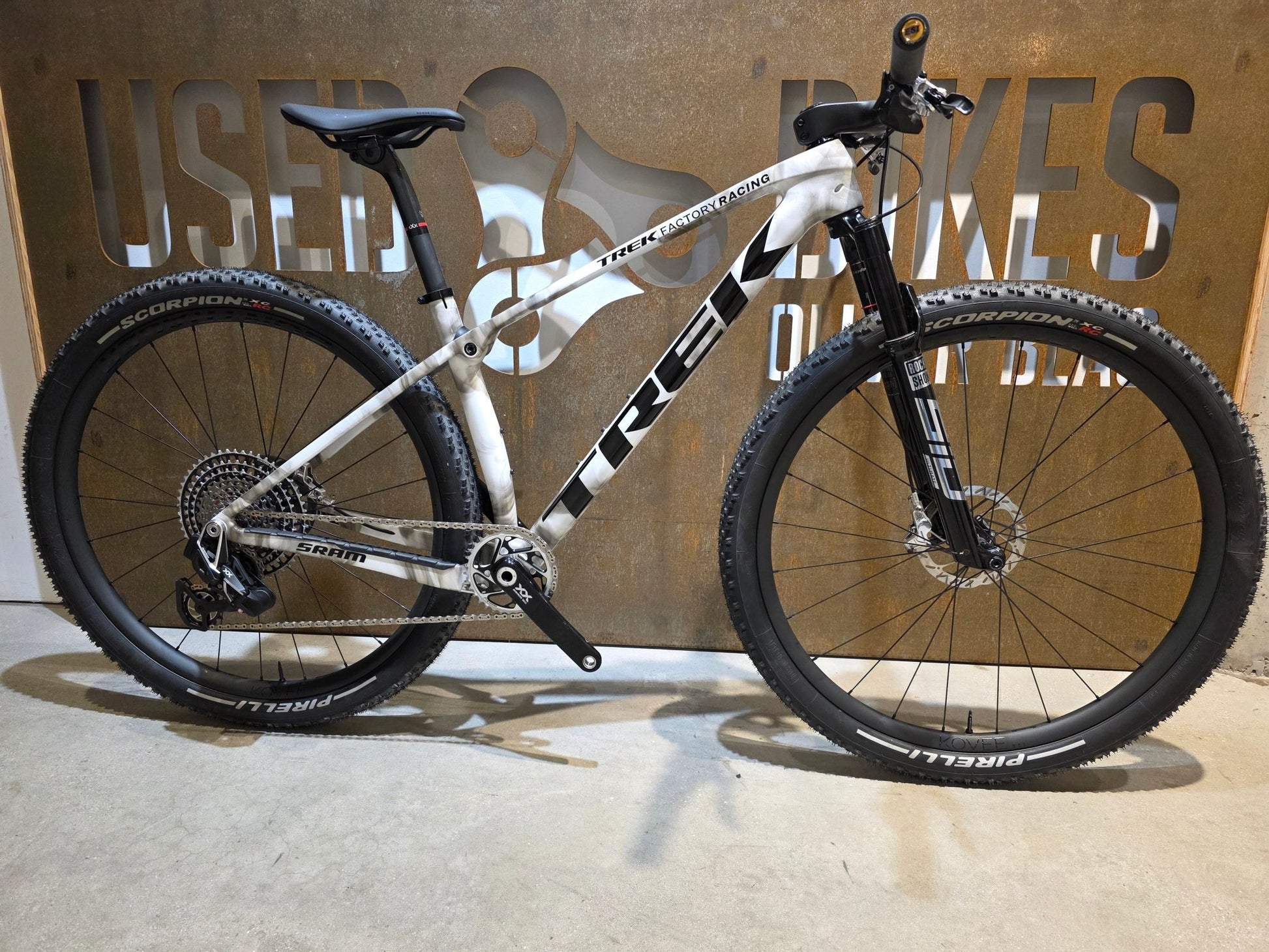 Mountainbike von Trek, TREK FACTORY RACING TEAM PROCALIBER TRANSMISSION XX SL / M vor USEDBIKES - OB.DE Hintergrund