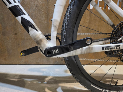 Mountainbike von Trek, TREK FACTORY RACING TEAM PROCALIBER TRANSMISSION XX SL / M vor USEDBIKES - OB.DE Hintergrund