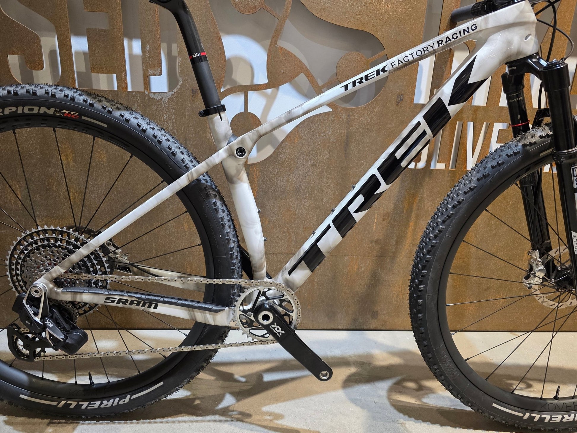 Mountainbike von Trek, TREK FACTORY RACING TEAM PROCALIBER TRANSMISSION XX SL / M vor USEDBIKES - OB.DE Hintergrund