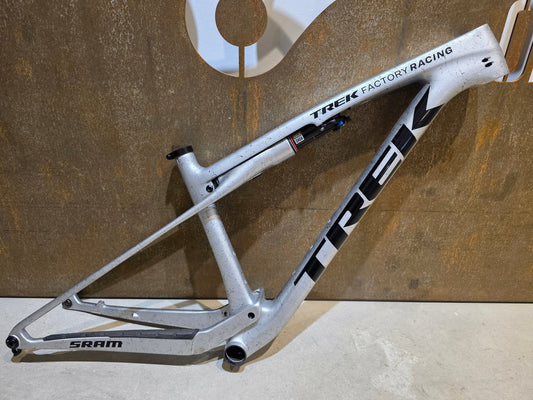 Mountainbikerahmen von Trek, TREK FACTORY RACING TEAM SUPERCALIBER SLR GEN 2 FRAMESET / M in variant_title vor USEDBIKES - OB.DE Hintergrund