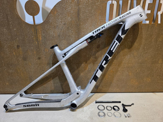 Mountainbikerahmen von Trek, TREK FACTORY RACING TEAM SUPERCALIBER SLR GEN 2 FRAMESET / M in variant_title vor USEDBIKES - OB.DE Hintergrund