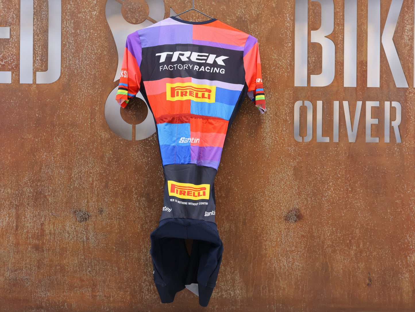 Damenbekleidung - TFR von Santini, TREK FACTORY RACING XC / PLUME ROAD SUIT / EVIE RICHARDS EDITION EX. WORLDCHAMP / GR. S vor USEDBIKES-OB.DE Hintergrund