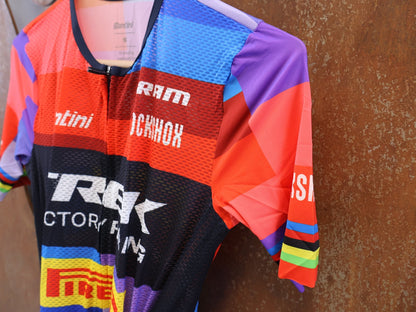 Damenbekleidung - TFR von Santini, TREK FACTORY RACING XC / PLUME ROAD SUIT / EVIE RICHARDS EDITION EX. WORLDCHAMP / GR. S vor USEDBIKES-OB.DE Hintergrund