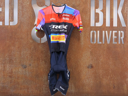 Damenbekleidung - TFR von Santini, TREK FACTORY RACING XC / PLUME ROAD SUIT / EVIE RICHARDS EDITION EX. WORLDCHAMP / GR. S vor USEDBIKES-OB.DE Hintergrund