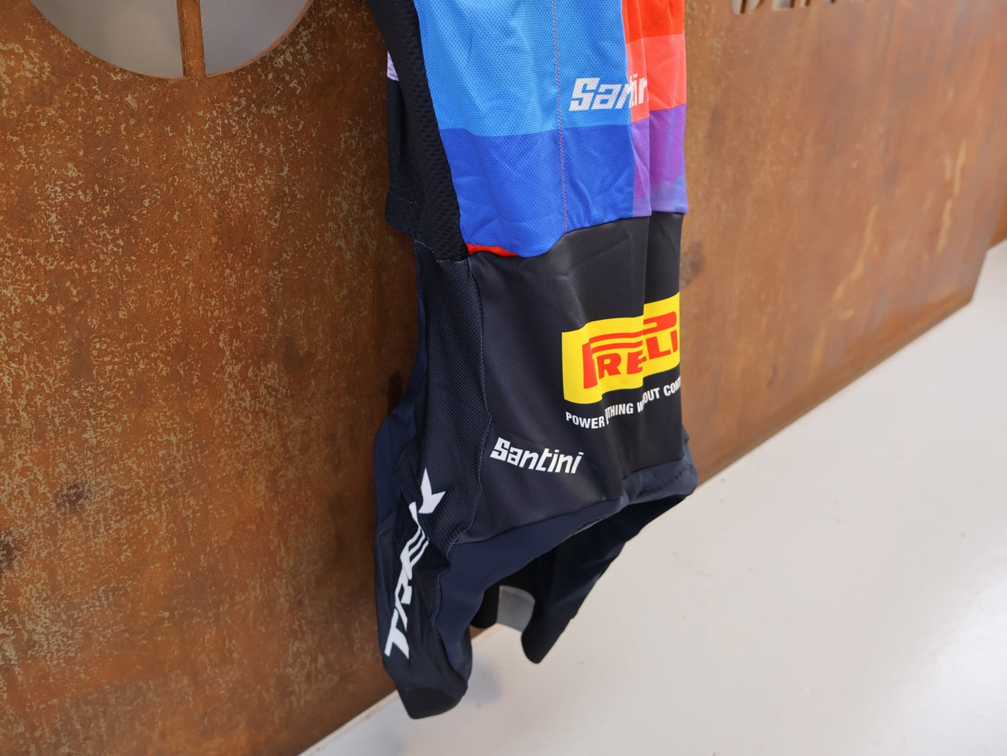 Damenbekleidung - TFR von Santini, TREK FACTORY RACING XC / PLUME ROAD SUIT / EVIE RICHARDS EDITION EX. WORLDCHAMP / GR. S vor USEDBIKES-OB.DE Hintergrund