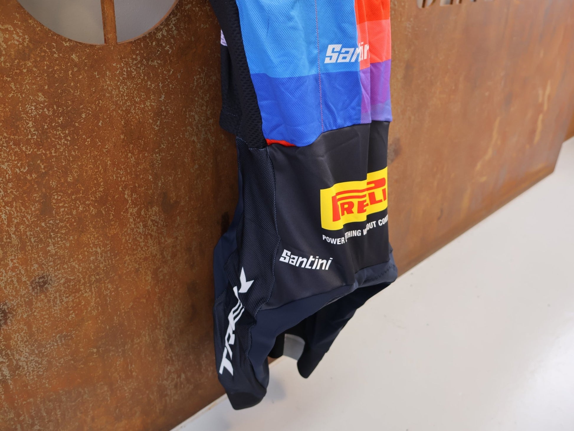 Damenbekleidung - TFR von Santini, TREK FACTORY RACING XC / PLUME ROAD SUIT / EVIE RICHARDS EDITION EX. WORLDCHAMP / GR. S vor USEDBIKES-OB.DE Hintergrund