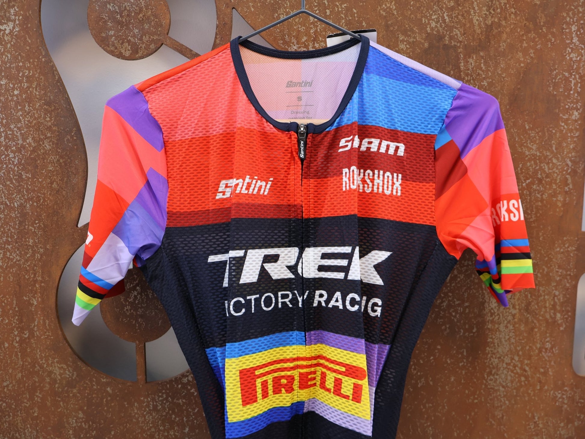 Damenbekleidung - TFR von Santini, TREK FACTORY RACING XC / PLUME ROAD SUIT / EVIE RICHARDS EDITION EX. WORLDCHAMP / GR. S vor USEDBIKES-OB.DE Hintergrund