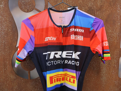 Damenbekleidung - TFR von Santini, TREK FACTORY RACING XC / PLUME ROAD SUIT / EVIE RICHARDS EDITION EX. WORLDCHAMP / GR. S vor USEDBIKES-OB.DE Hintergrund
