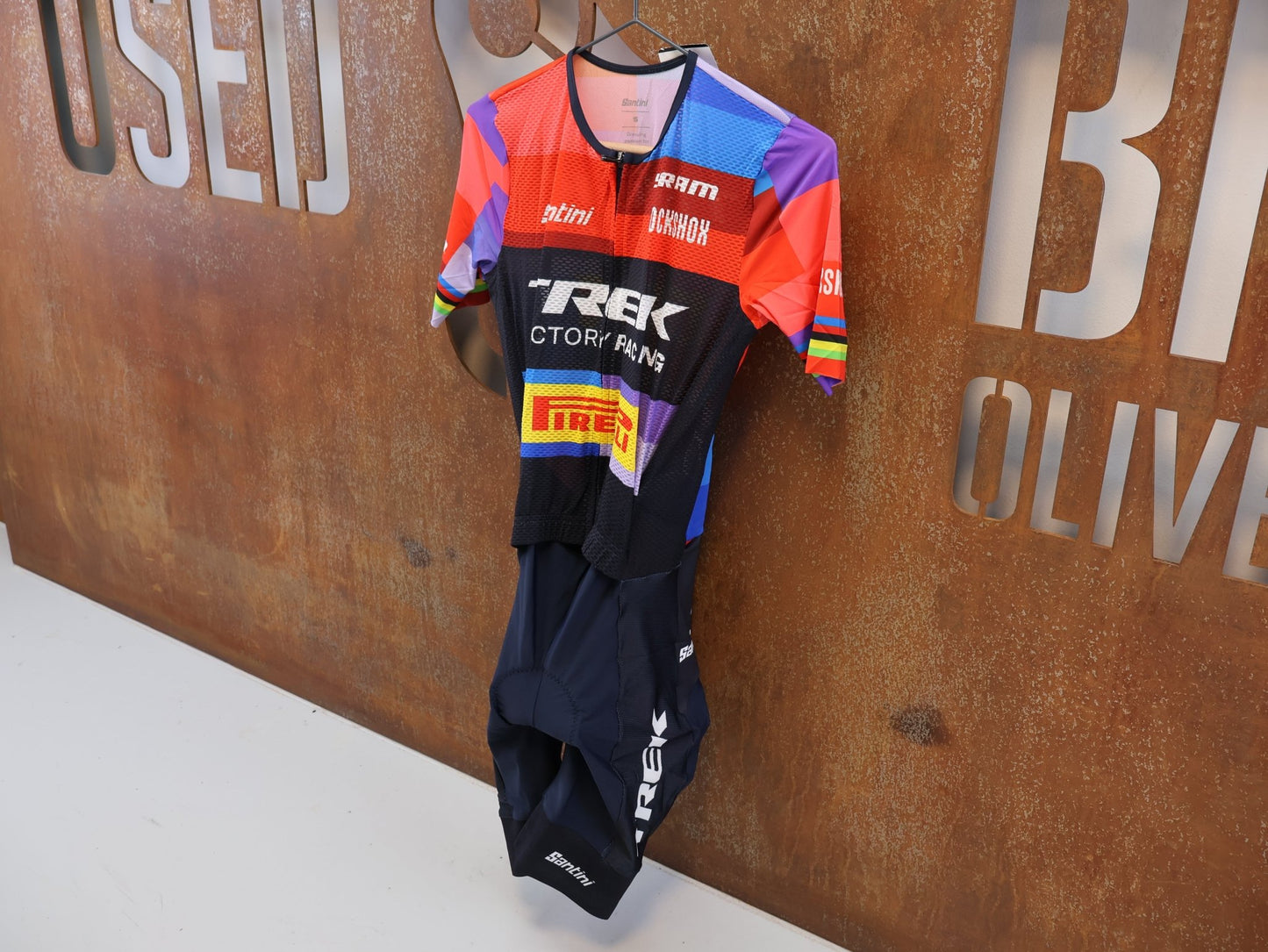 Damenbekleidung - TFR von Santini, TREK FACTORY RACING XC / PLUME ROAD SUIT / EVIE RICHARDS EDITION EX. WORLDCHAMP / GR. S vor USEDBIKES-OB.DE Hintergrund