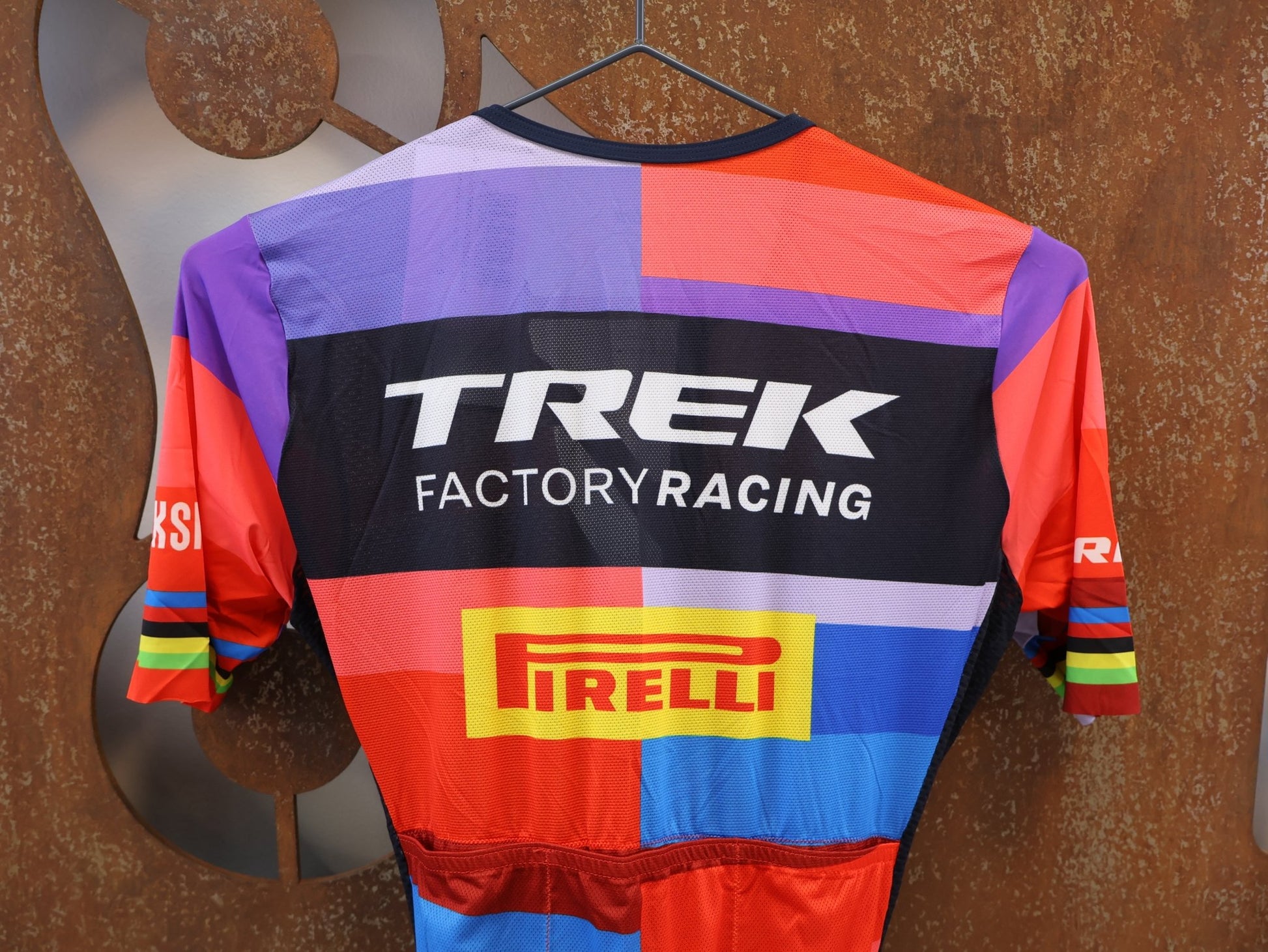 Damenbekleidung - TFR von Santini, TREK FACTORY RACING XC / PLUME ROAD SUIT / EVIE RICHARDS EDITION EX. WORLDCHAMP / GR. S vor USEDBIKES-OB.DE Hintergrund