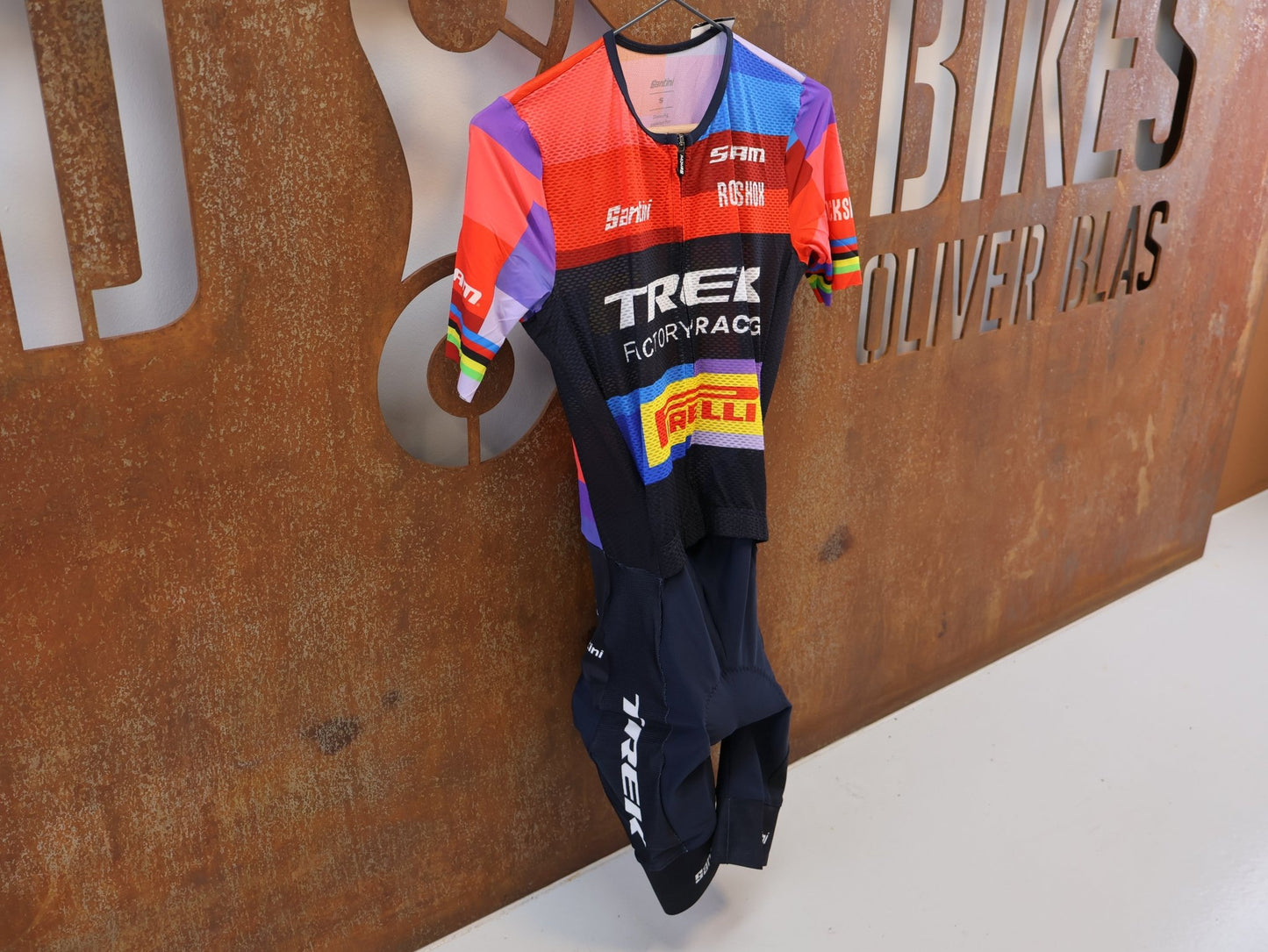 Damenbekleidung - TFR von Santini, TREK FACTORY RACING XC / PLUME ROAD SUIT / EVIE RICHARDS EDITION EX. WORLDCHAMP / GR. S vor USEDBIKES-OB.DE Hintergrund
