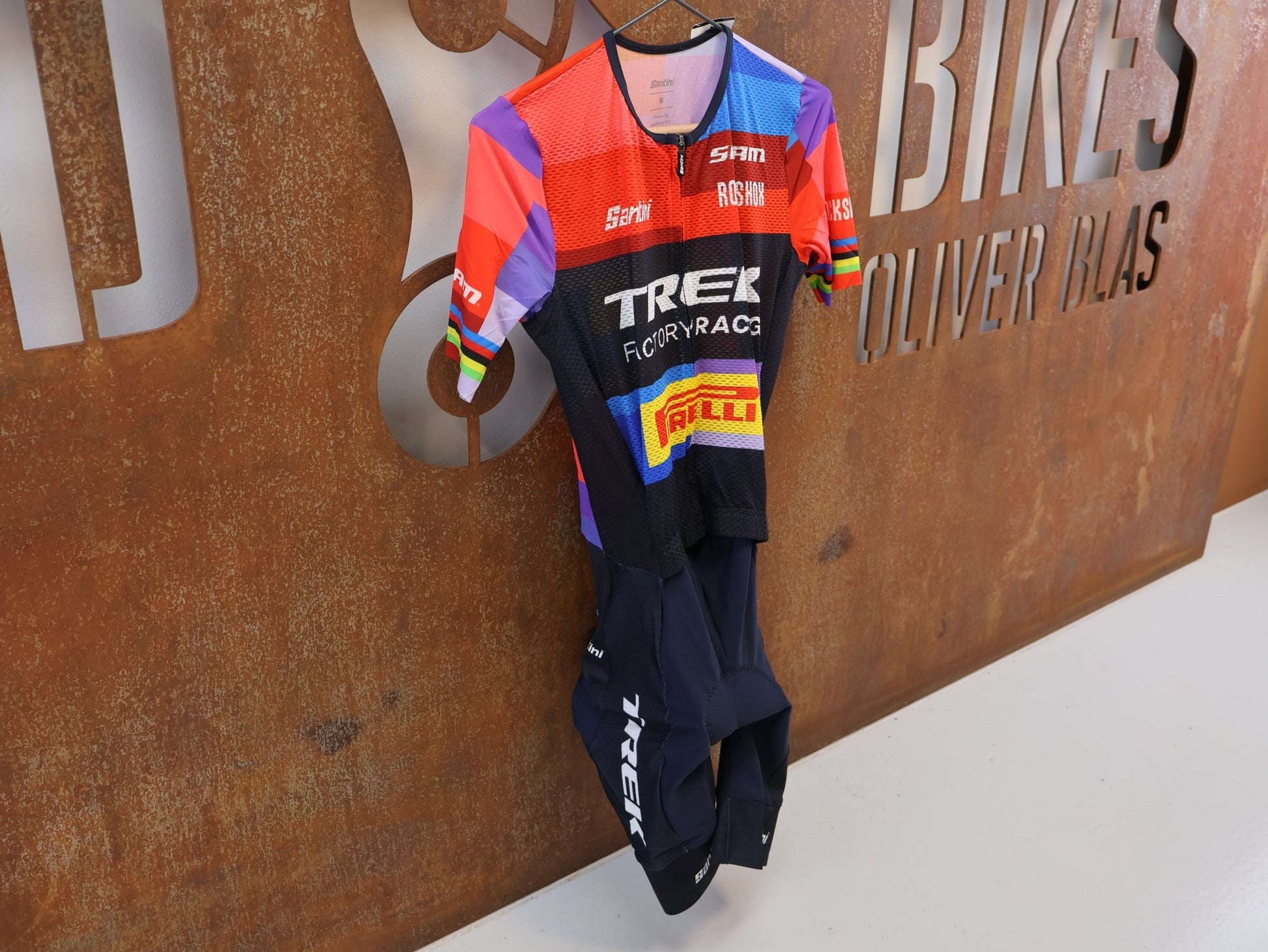 Damenbekleidung - TFR von Santini, TREK FACTORY RACING XC / PLUME ROAD SUIT / EVIE RICHARDS EDITION EX. WORLDCHAMP / GR. S vor USEDBIKES-OB.DE Hintergrund