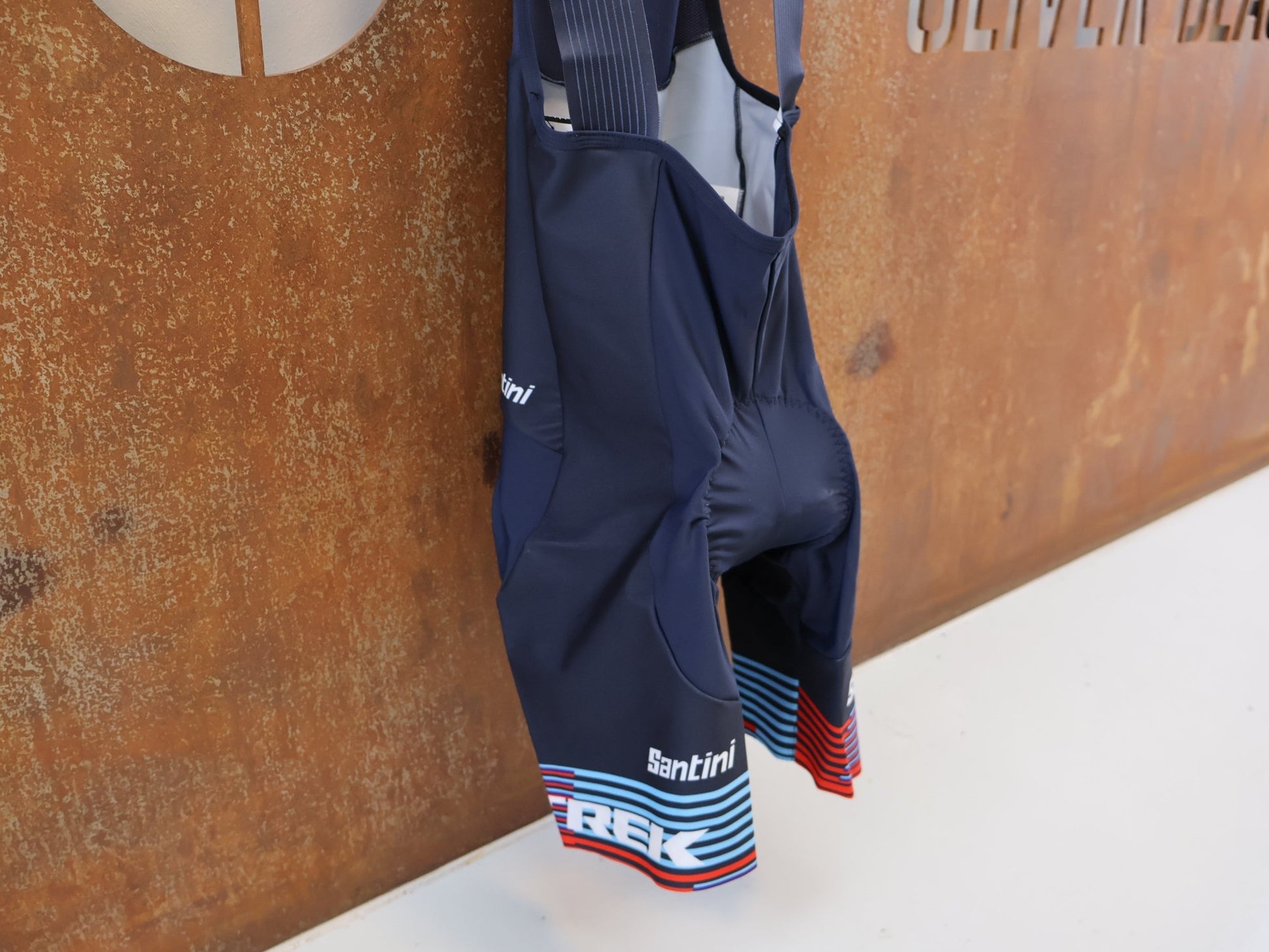 Damenbekleidung - TFR von Santini, TREK FACTORY RACING XC RACE BIBSHORT C2 / TRÄGERHOSE / DAMEN vor USEDBIKES-OB.DE Hintergrund